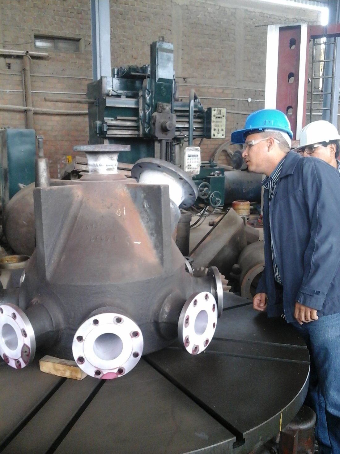 Inspección de fabricación de válvulas en taller
