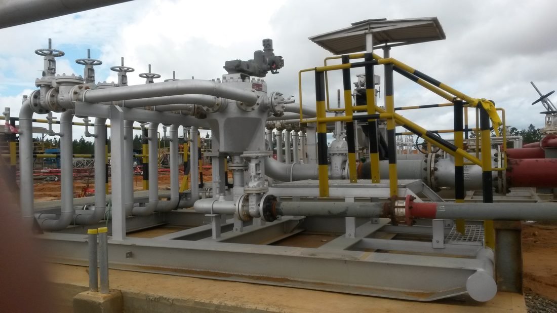 Skid de válvulas industrial en planta